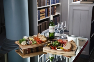 Sharing plates offer a summer picnic style meal, perfect with Fizz.
