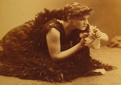 Elizabeth Robbins as Hedda (1891) London